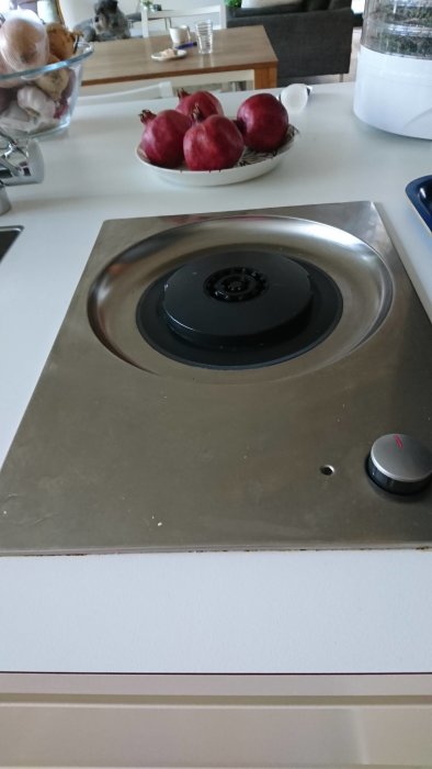 Bosch MUM7000 köksmaskinens motorbas integrerad i köksbänk, med tillbehör i bakgrunden.