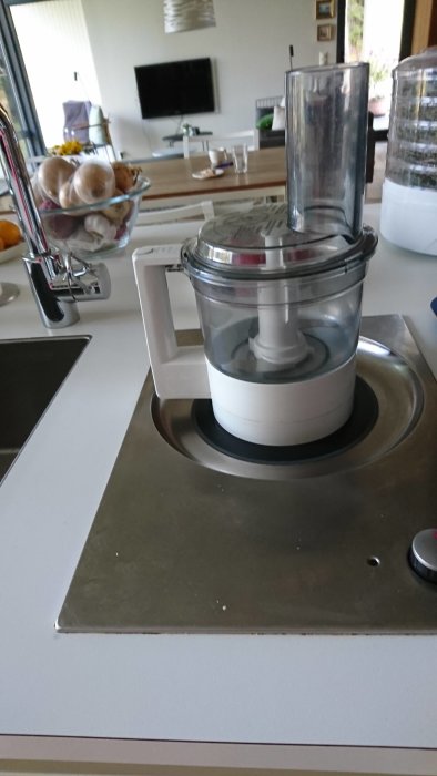 Bosch MUM7000 köksmaskin står på en köksbänk i ett hemmiljö.