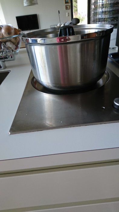 Bosch MUM7000 köksmaskin placeras på köksbänken, tillbehören inte synliga.