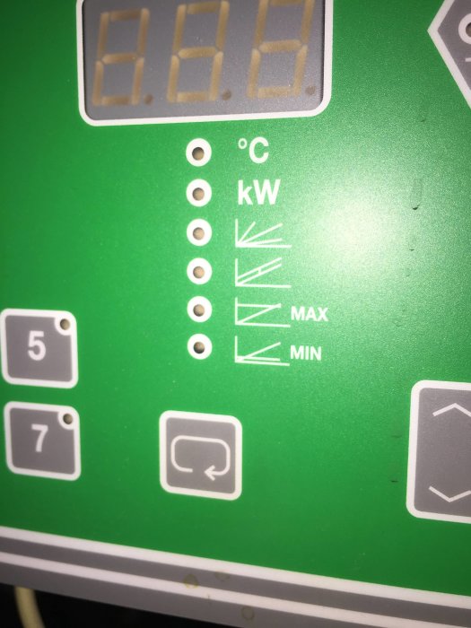 Inställningsdisplay för elpanna med temperatur- och effektindikatorer för golvvärme.