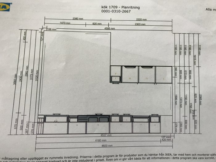 Planskiss av ett kök med måttangivelser och skåpplacering, innehåller text och IKEA-logotyp.
