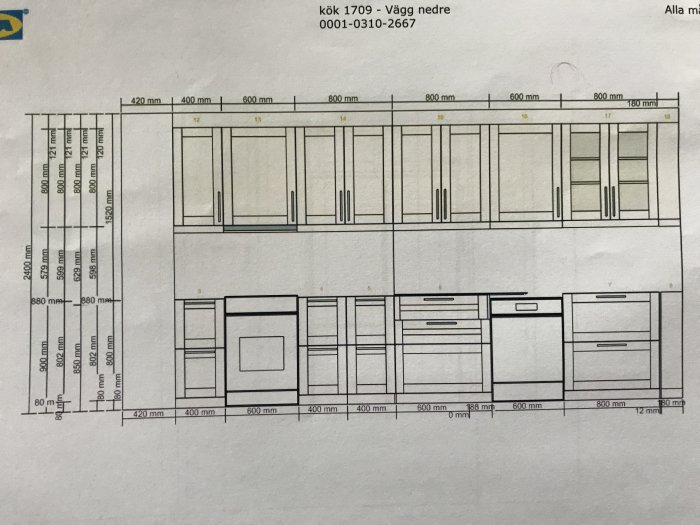 Ritning av köksinredning med måttangivelser för skåp och lådor på under- och överskåp.