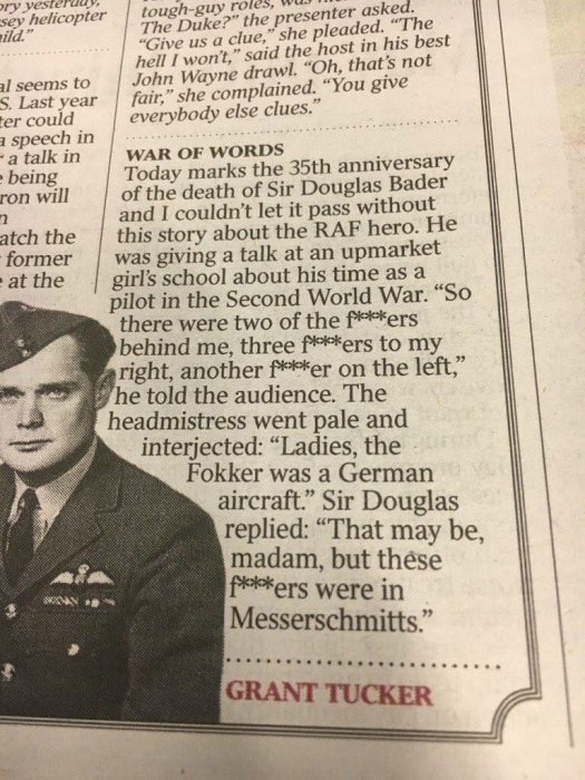 En tidningsutklipp med text om Sir Douglas Bader och ett citat från hans tal, tillsammans med hans porträtt.