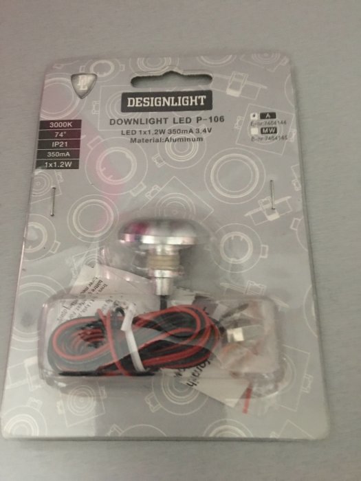 Förpackad LED-downlight DESIGNLIGHT P-106 avsedd för 16 mm elrör, på teknisk ritningsbakgrund.