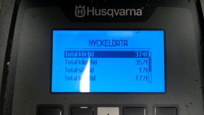 Skärm hos Husqvarna-maskin som visar statistik med total körtid och laddningstider.