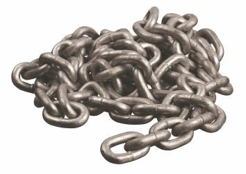 Galvad kätting med robusta länkar på en hög, diskussion om slitaget från ständiga rörelser och alternativ materialegenskap.