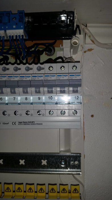 Elcentral med öppna dvärgbrytare visar spåren efter felsökning av spisens matning.
