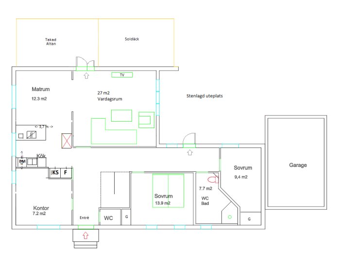 Ritning av husplan med kök, vardagsrum och toaletter markerade, indikerande husets layout.