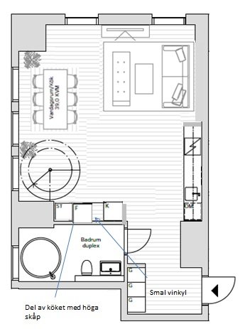 Planritning av en lägenhet som visar kök, sovrum och vardagsrum med möblering, inklusive höga köksskåp och en smal vinkyldel.