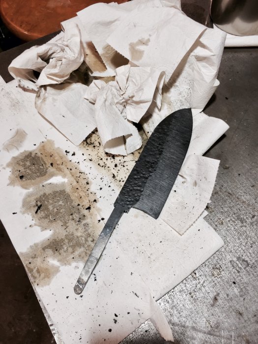 Nygrovt slipat knivblad på pappershanddukar efter oljebehandling och före anlöpning.