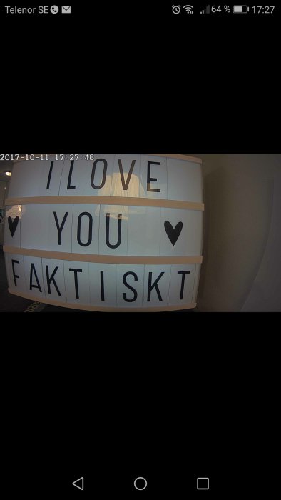 Ljuslåda med texten "I LOVE YOU FAKTISKT" fångad av Samsung SmartCam på skärmen.