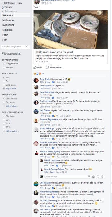 Elmaterial med kabelrullar och vägguttag som ligger utspridda på ett golv, vilket relaterar till diskussion om inköp av elmaterial.