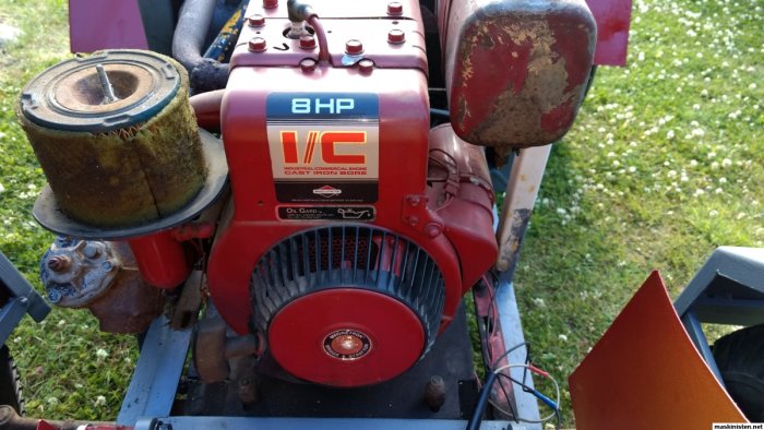 Hemmabyggd minitraktor med 8 HP Briggs and Stratton motor och delar till frontlastare.