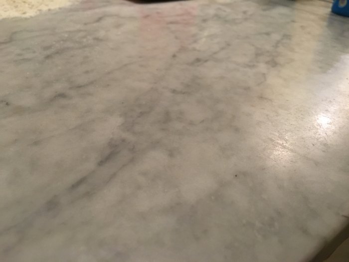 Närbild på en oimpregnerad marmorbänkskiva som inte är grovrengjord.