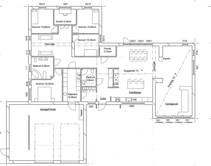 Ritning av en planlösning med semiöppen design, sovrum, vardagsrum, kök och garage.