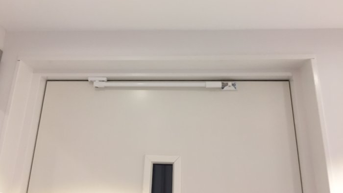 Nyinstallerade smyglist och hörnbeslag kring dörröppning i vitt rum.
