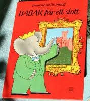 Bokomslag för "BABAR får ett slott" med en tecknad elefant i gröna kläder.