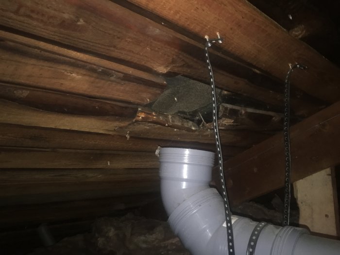 Tak med råspont där papp inte lagts ordentligt nära en ventilationsrör, risk för läckage synlig.
