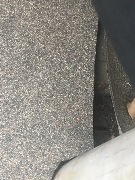 Tak med en otätad genomgång där en stolpe för parabolantenn tidigare suttit.