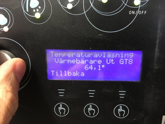 Digital display på värmepump som visar temperaturavläsning: Värmebärare Ut GT8 64.1 grader Celsius.