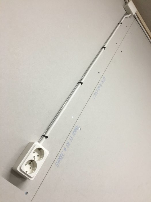 Nymonterat eluttag och kabelkanal längs en vägg med märkning för vidare installationer.