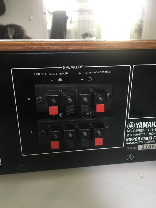 Baksidan av en Yamaha CR-620 förstärkare med högtalaranslutningar.