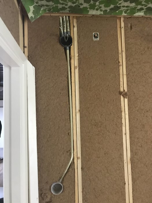 Renovering av elinstallation i sovrum med exponerade kablar och väggdosor.