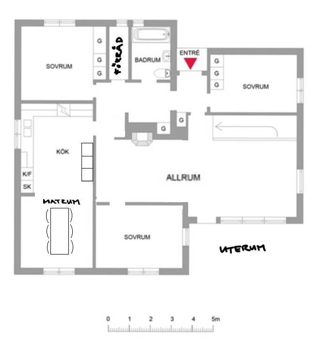 Ritning över husplan med markerade rum som kök, sovrum, badrum, entré, allrum och uterum.