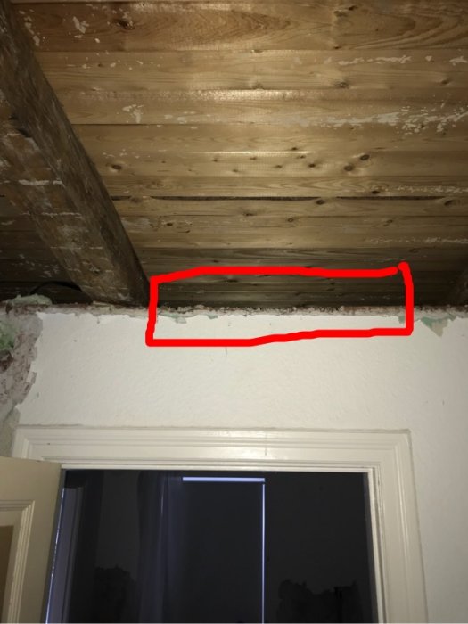 Renoveringsproblem vid träbjälklag och dörrpost markerat med röd linje.