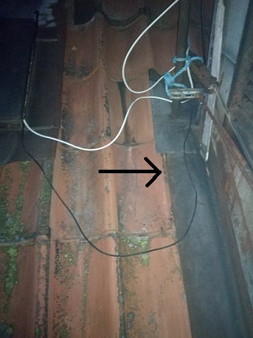 Tak med enkupiga Vittinge E13 takpannor och pil som visar ej överlappande del nära taklucka.