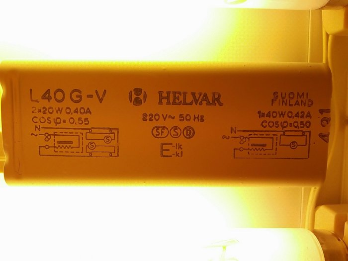 Informationsetikett på en lysrörsarmatur med tekniska specifikationer, för byte till LED-belysning.