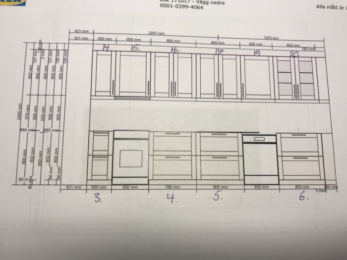 Ritning över en köksinredning med måttangivelser för skåps placering och storlek.