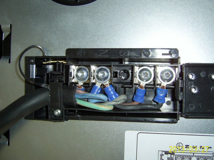 Anslutning av en 1-fas spishäll med märkningen 2x16A, där fem ledare inklusive gul/grön är anslutna i en kabelanslutningsdosa.