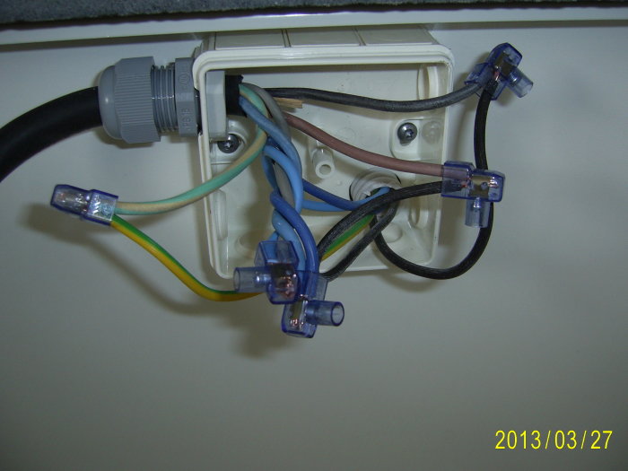 Elektrisk anslutning för en spishäll med dubbla 1-fas 16A ledningar och en gul/grön jordledare.