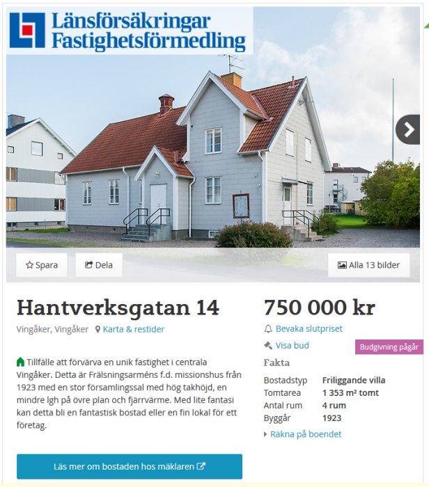 Gammalt missionshus som är omgjort till villa med grå fasad och rött tak, till salu med "Budgivning pågår" markering.