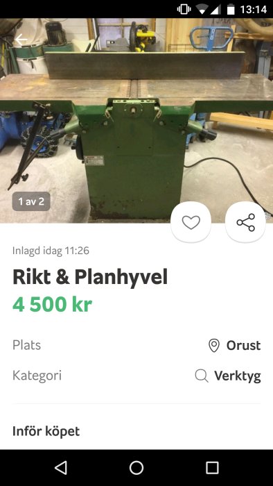 Rikt och planhyvel till salu i verkstadsutrymme, prislapp 4500 kr synlig.