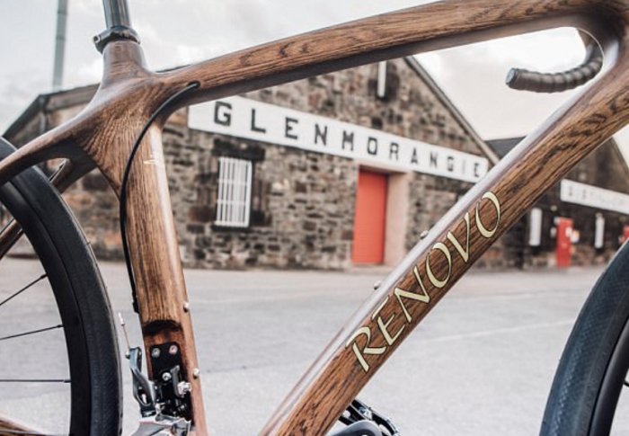 Cykel av whiskyimpregnerat ek med Glenmorangie-destilleriet i bakgrunden.