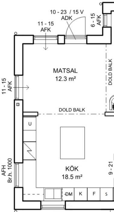 Ritning av kök och matsal med måttangivelser för planering av avstånd mellan arbetsytor och placering av fönster.