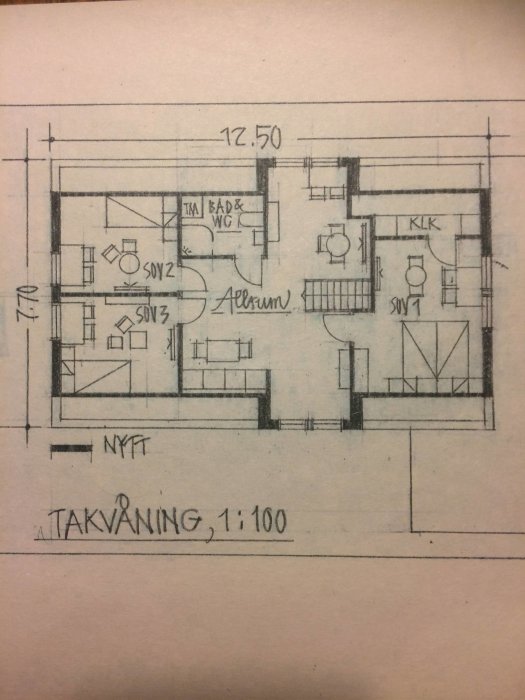 Handritad skiss av planlösningen på en takvåning med badrum och flera sovrum.