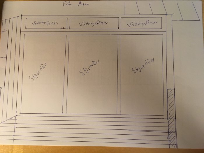 Handritad skiss av ett byggprojekt med fönster och styrdörrar.