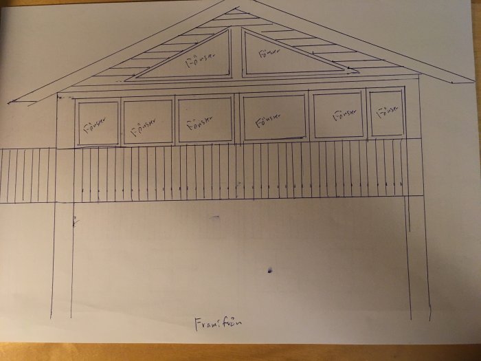 Handritad skiss av fasaden på ett hus med markerade fönster och takstruktur.