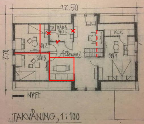 Ritning av en våningsplan med markerad föreslagen väggflytt till streckat läge nära trappan.