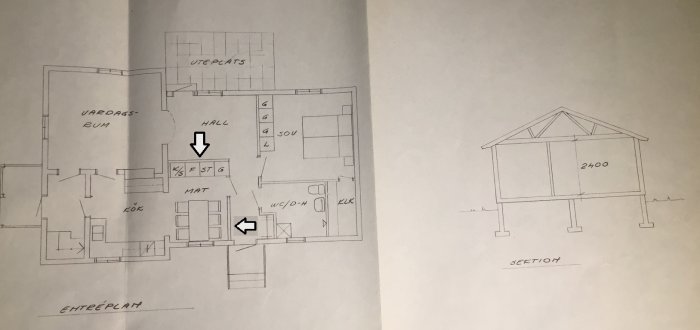 Husritningar som visar planlösningen och sektion av takstol, med pilar som markerar väggar som övervägs att tas bort.