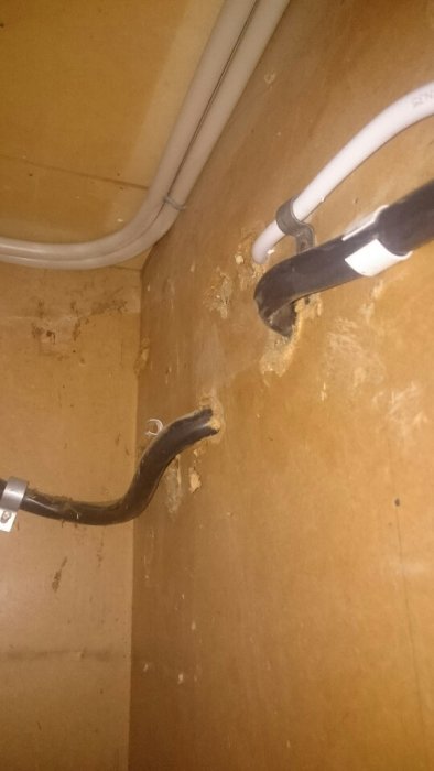 EKK-kablar och rörinstallationer i en skrubb med synlig anslutning till en elcentral, som förberedelse för effektvaktsinstallation.