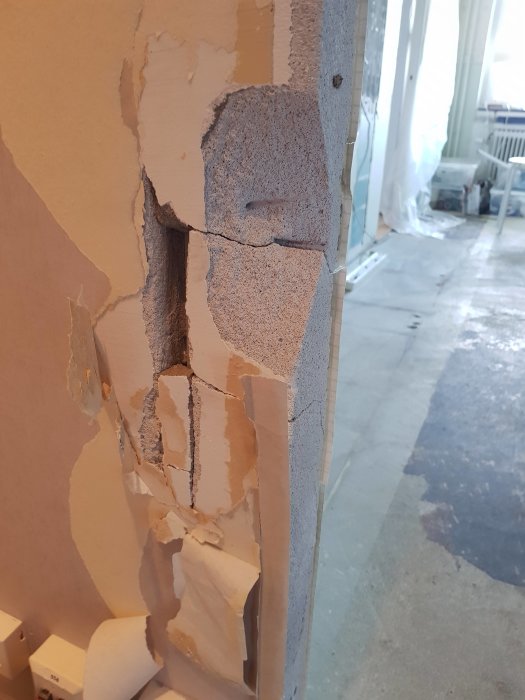 Renoveringsarbete där lättbetongvägg har spruckit och delar sitter löst.