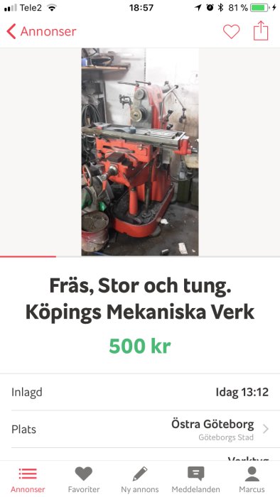 Röd och svart industrifräs från Köpings Mekaniska Verk i en verkstadsmiljö, till salu för 500 kr.