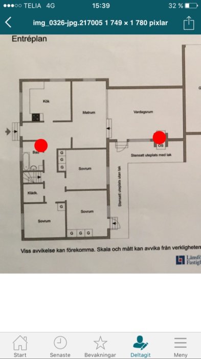 Planritning av ett hus med markerade positioner: röd för murstock, gul för oljetanksrum, svart för fjärrvärmecentral.