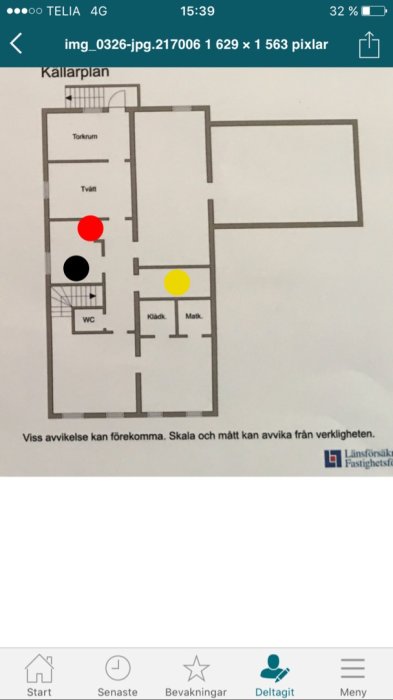 Husritning över källarplan med markerad röd punkt för murstock, gul för rum med oljetank och svart för oljepanna.