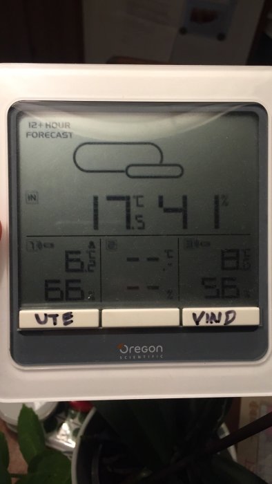 Termometer visar inomhus- och utomhustemperatur med utetemperatur markerad, inomhus 17°C och utomhus 6,2°C.