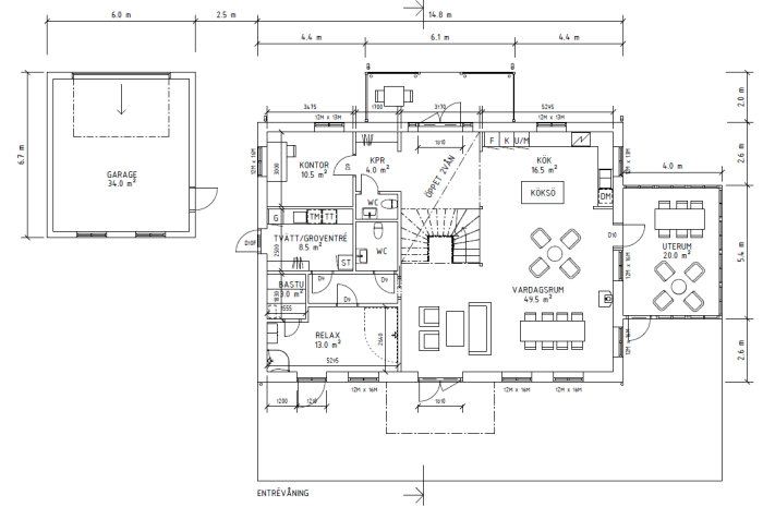 Planritning av bottenvåningen i ett hem med markerade rum som vardagsrum, kök, wc och kontor. Garage och uterum inkluderat.